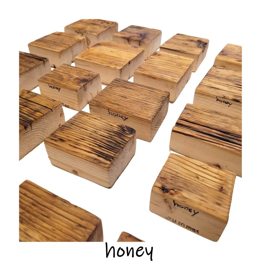 Holzmusterklötze Bohle aus Massivholz / Altholz / Gerüstbohlen Farbe honey Holzmusterklötze Bohle aus Massivholz / Altholz / Gerüstbohlen Farbe honey